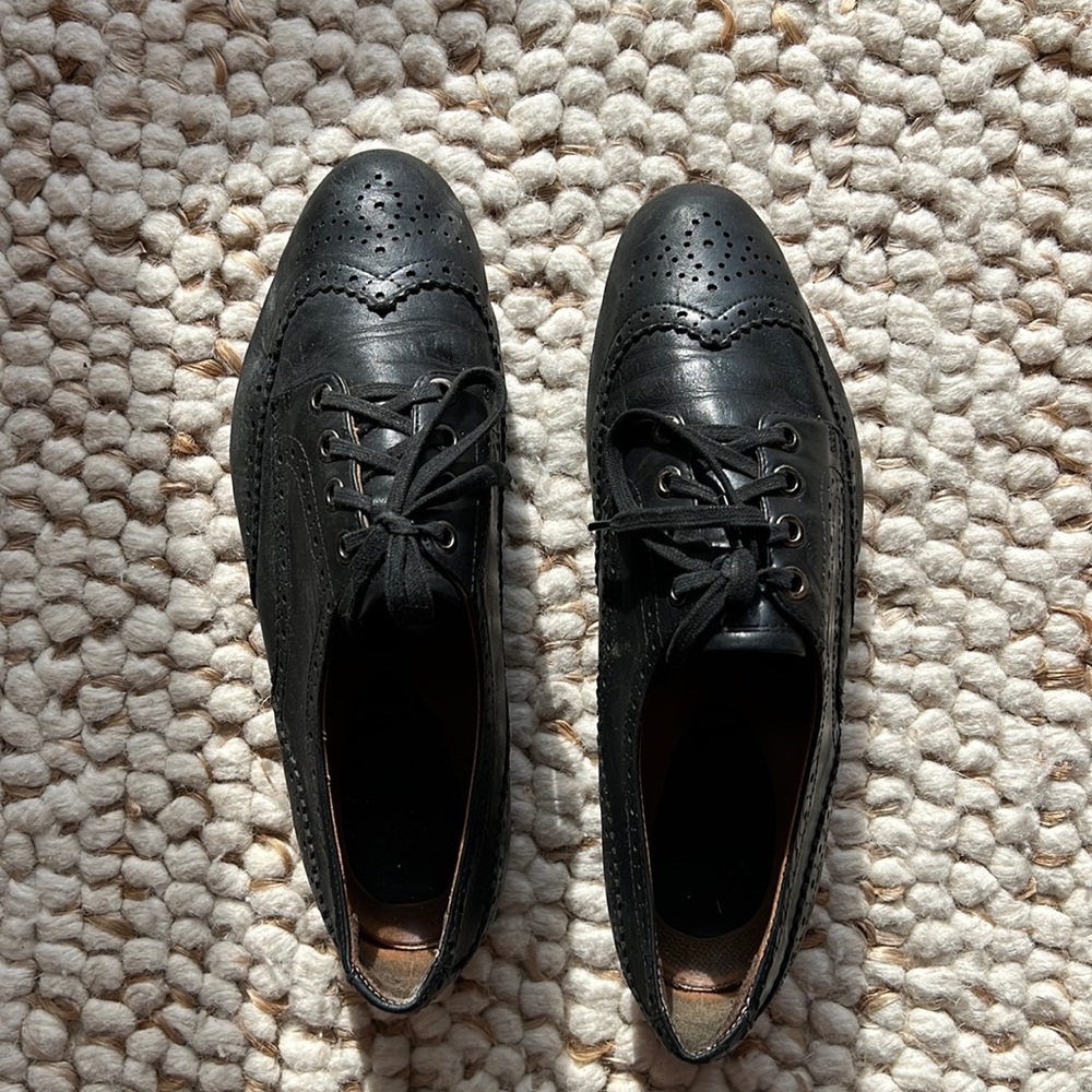 Earthies Shoes - black leather Oxfords